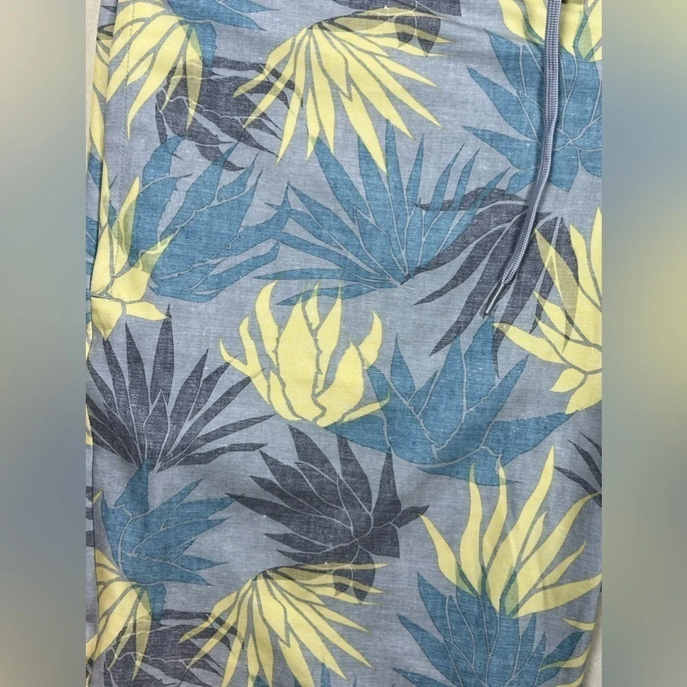 NWT Travis Mathew 42W Lifestyle Palm Floral Pattern Stretch Band Trunks Swim